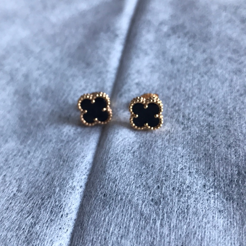 Black onyx clover earrings